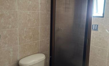 RENTA DE CASA AMUEBLADA EN FRACC. QUINTA LAS VILLAS, IRAPUATO, GTO. AMPLIA. JUNTO A PLAZA CIBELES.