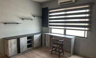 RENTA DE CASA AMUEBLADA EN FRACC. QUINTA LAS VILLAS, IRAPUATO, GTO. AMPLIA. JUNTO A PLAZA CIBELES.