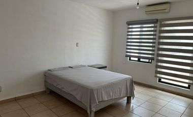 RENTA DE CASA AMUEBLADA EN FRACC. QUINTA LAS VILLAS, IRAPUATO, GTO. AMPLIA. JUNTO A PLAZA CIBELES.