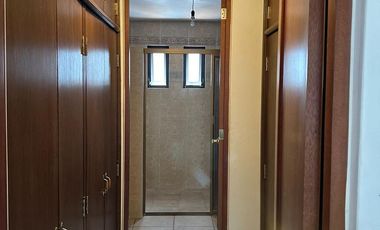 RENTA DE CASA AMUEBLADA EN FRACC. QUINTA LAS VILLAS, IRAPUATO, GTO. AMPLIA. JUNTO A PLAZA CIBELES.