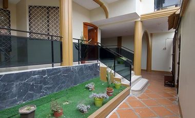 De Venta Excelente Propiedad Residencial Comercial apta para Alquileres en Airbnb tiene 3 deptos, 7 dormitorios c/u con baño, Garaje para 5 vehículos