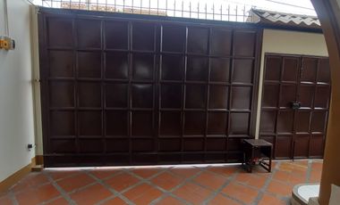 De Venta Excelente Propiedad Residencial Comercial apta para Alquileres en Airbnb tiene 3 deptos, 7 dormitorios c/u con baño, Garaje para 5 vehículos