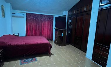 De Venta Excelente Propiedad Residencial Comercial apta para Alquileres en Airbnb tiene 3 deptos, 7 dormitorios c/u con baño, Garaje para 5 vehículos