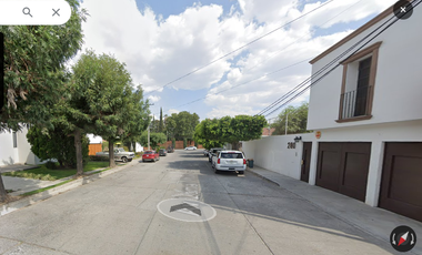 Oportunidad, Casa de Remate Bancario ubicada en colonia Loma Alta con 5 habitaciones y 426m2, muy cerca de zona Universitaria.