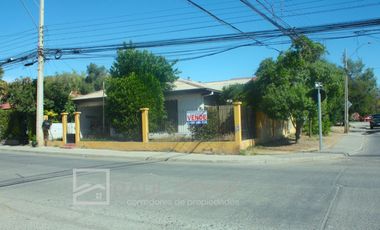 Vendemos casa en esquina de 5 dormitorios con 2 baños en Avenida Principal