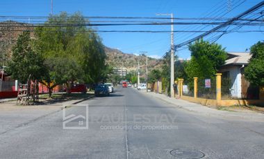 Vendemos casa en esquina de 5 dormitorios con 2 baños en Avenida Principal