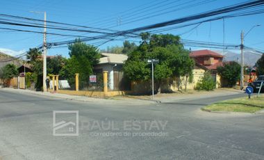 Vendemos casa en esquina de 5 dormitorios con 2 baños en Avenida Principal