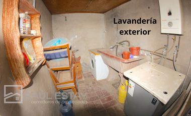 Vendemos casa en esquina de 5 dormitorios con 2 baños en Avenida Principal