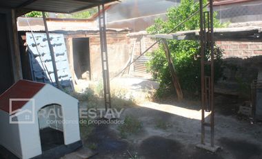 Vendemos casa en esquina de 5 dormitorios con 2 baños en Avenida Principal
