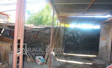 Vendemos casa en esquina de 5 dormitorios con 2 baños en Avenida Principal
