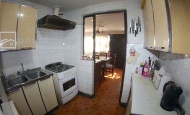 Vendemos casa en esquina de 5 dormitorios con 2 baños en Avenida Principal
