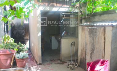 Vendemos casa en esquina de 5 dormitorios con 2 baños en Avenida Principal
