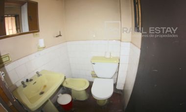 Vendemos casa en esquina de 5 dormitorios con 2 baños en Avenida Principal