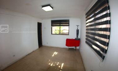 Vendemos casa en esquina de 5 dormitorios con 2 baños en Avenida Principal