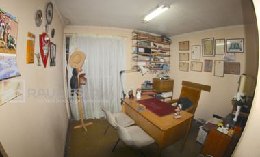 Vendemos casa en esquina de 5 dormitorios con 2 baños en Avenida Principal