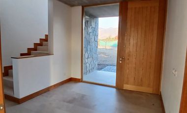 ESPECTACULAR CASA NUEVA EN CONDOMINIO POLO DE MANQUEHUE CHICUREO