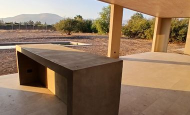 ESPECTACULAR CASA NUEVA EN CONDOMINIO POLO DE MANQUEHUE CHICUREO