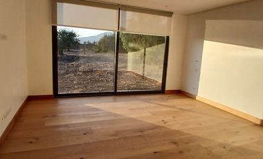 ESPECTACULAR CASA NUEVA EN CONDOMINIO POLO DE MANQUEHUE CHICUREO