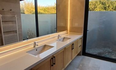 ESPECTACULAR CASA NUEVA EN CONDOMINIO POLO DE MANQUEHUE CHICUREO