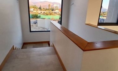 ESPECTACULAR CASA NUEVA EN CONDOMINIO POLO DE MANQUEHUE CHICUREO