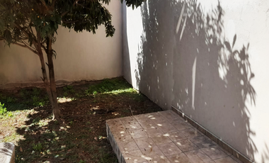 Bonita y amplia casa en Prolongacion la Moderna, cuenta con terraza amplia ,  jardin con arboles frutales.