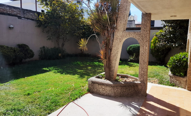 Bonita y amplia casa en Prolongacion la Moderna, cuenta con terraza amplia ,  jardin con arboles frutales.