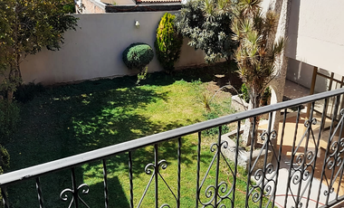Bonita y amplia casa en Prolongacion la Moderna, cuenta con terraza amplia ,  jardin con arboles frutales.