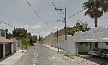 Casa en condominio con salida a la Celaya-Dolores, a la altura del centro de convenciones.