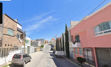 Casa ubicada en colonia Colinas del Padre 3ra sección con 4 recamaras y 264m2 a unos minutos del Walmart colinas del padre.