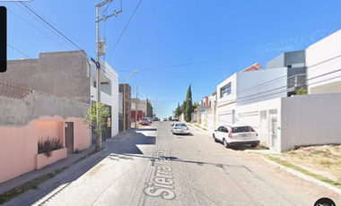 Casa ubicada en colonia Colinas del Padre 3ra sección con 4 recamaras y 264m2 a unos minutos del Walmart colinas del padre.