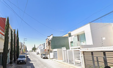 Casa ubicada en colonia Colinas del Padre 3ra sección con 4 recamaras y 264m2 a unos minutos del Walmart colinas del padre.