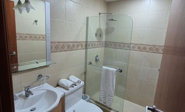 Departamento Amoblado en Venta en Torres del Sol, 1 Habitación, 1 Baño, Garaje, Piscina Gimnasio, Seguridad.