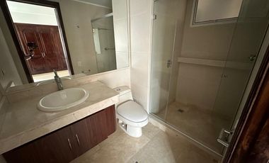 Apartamento de 4 habitaciónes cada una con baño en El Golf