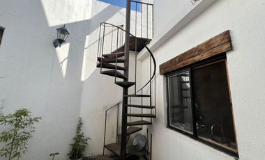 CASA EN VENTA DE UNA PLANTA A 2 CALLES DEL CENTRO DE SANTA MARÍA, ARQUITECTURA COLONIAL MEXICANA