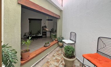 CASA EN VENTA DE UNA PLANTA A 2 CALLES DEL CENTRO DE SANTA MARÍA, ARQUITECTURA COLONIAL MEXICANA