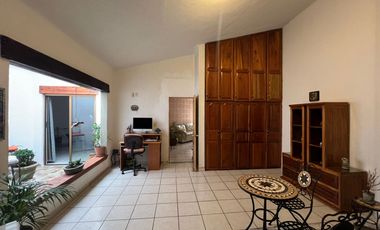 CASA EN VENTA DE UNA PLANTA A 2 CALLES DEL CENTRO DE SANTA MARÍA, ARQUITECTURA COLONIAL MEXICANA