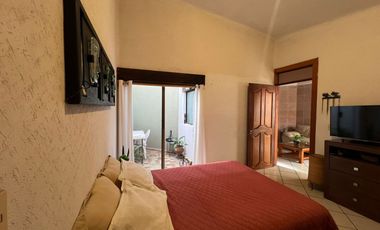 CASA EN VENTA DE UNA PLANTA A 2 CALLES DEL CENTRO DE SANTA MARÍA, ARQUITECTURA COLONIAL MEXICANA