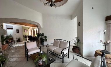 CASA EN VENTA DE UNA PLANTA A 2 CALLES DEL CENTRO DE SANTA MARÍA, ARQUITECTURA COLONIAL MEXICANA