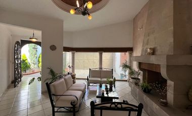 CASA EN VENTA DE UNA PLANTA A 2 CALLES DEL CENTRO DE SANTA MARÍA, ARQUITECTURA COLONIAL MEXICANA