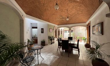 CASA EN VENTA DE UNA PLANTA A 2 CALLES DEL CENTRO DE SANTA MARÍA, ARQUITECTURA COLONIAL MEXICANA