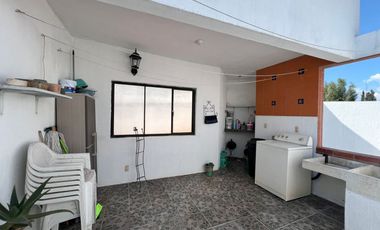 CASA EN VENTA DE UNA PLANTA A 2 CALLES DEL CENTRO DE SANTA MARÍA, ARQUITECTURA COLONIAL MEXICANA