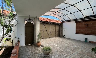 CASA EN VENTA DE UNA PLANTA A 2 CALLES DEL CENTRO DE SANTA MARÍA, ARQUITECTURA COLONIAL MEXICANA