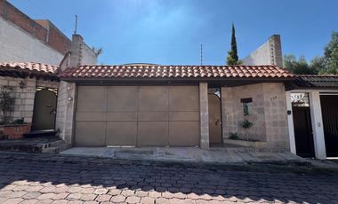 CASA EN VENTA DE UNA PLANTA A 2 CALLES DEL CENTRO DE SANTA MARÍA, ARQUITECTURA COLONIAL MEXICANA