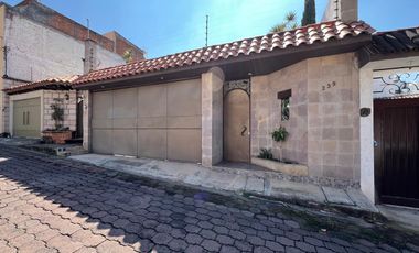 CASA EN VENTA DE UNA PLANTA A 2 CALLES DEL CENTRO DE SANTA MARÍA, ARQUITECTURA COLONIAL MEXICANA