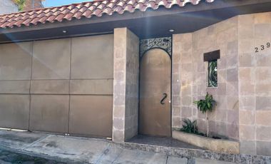 CASA EN VENTA DE UNA PLANTA A 2 CALLES DEL CENTRO DE SANTA MARÍA, ARQUITECTURA COLONIAL MEXICANA