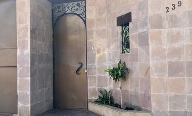 CASA EN VENTA DE UNA PLANTA A 2 CALLES DEL CENTRO DE SANTA MARÍA, ARQUITECTURA COLONIAL MEXICANA