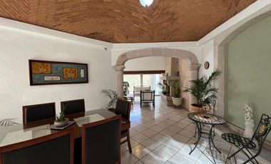 CASA EN VENTA DE UNA PLANTA A 2 CALLES DEL CENTRO DE SANTA MARÍA, ARQUITECTURA COLONIAL MEXICANA