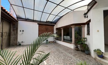 CASA EN VENTA DE UNA PLANTA A 2 CALLES DEL CENTRO DE SANTA MARÍA, ARQUITECTURA COLONIAL MEXICANA