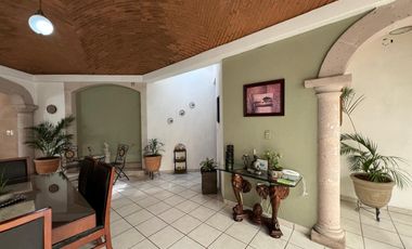 CASA EN VENTA DE UNA PLANTA A 2 CALLES DEL CENTRO DE SANTA MARÍA, ARQUITECTURA COLONIAL MEXICANA