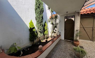 CASA EN VENTA DE UNA PLANTA A 2 CALLES DEL CENTRO DE SANTA MARÍA, ARQUITECTURA COLONIAL MEXICANA